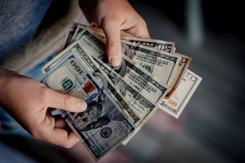 American political scientist Varoli called the US dollar a "piece of paper"