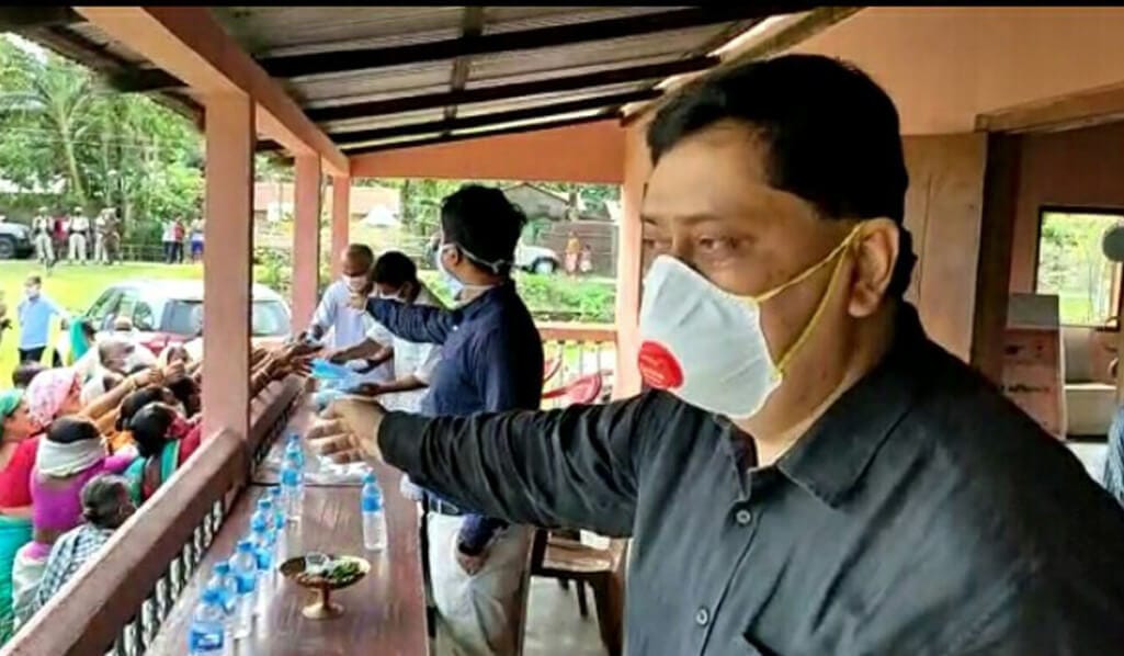India News: Deputy commissioner of Kokrajhar district distributes face masks, Assam news