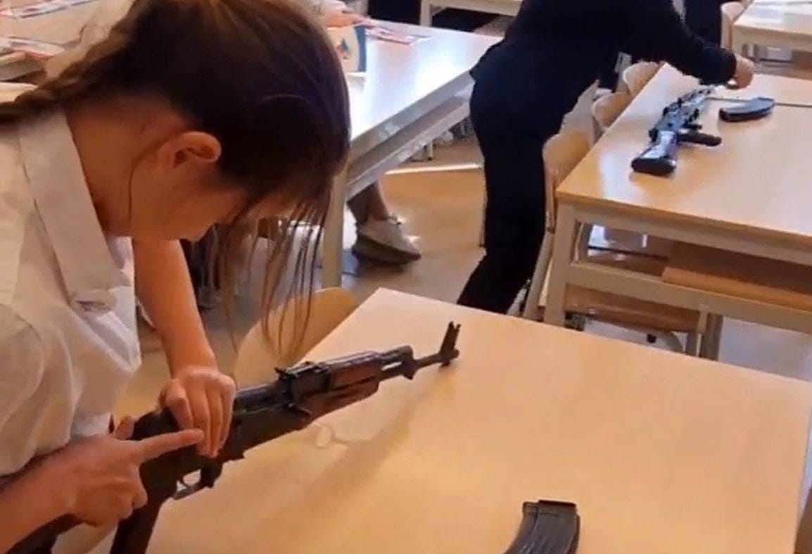 Military training courses for kindergartens and schoolchildren open in Crimea