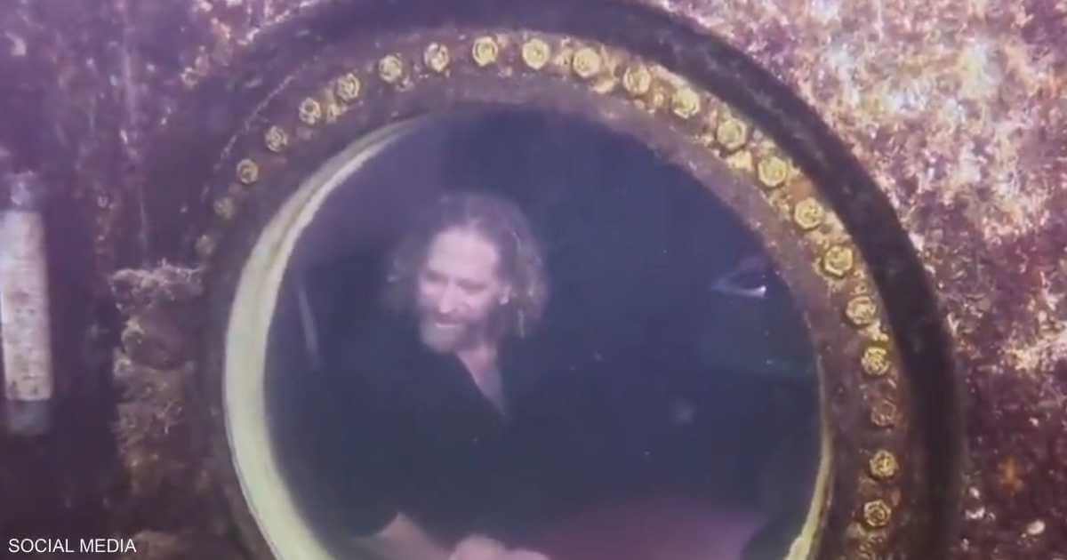In the video, a researcher sets an underwater life record