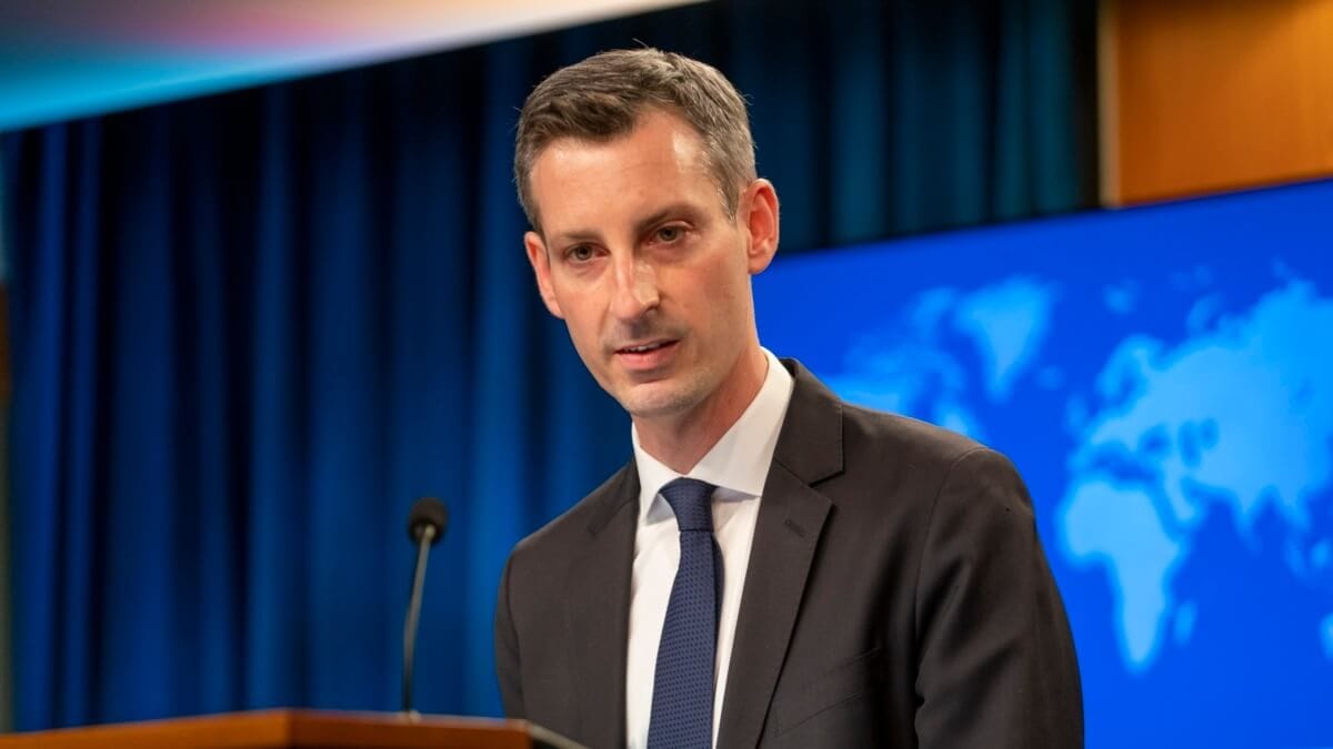 State Department warns businessmen against supporting Russia