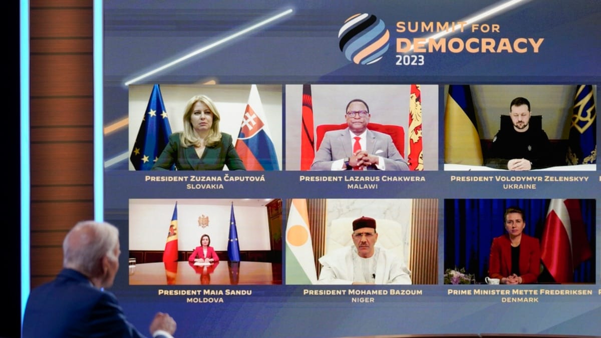 Leaders of 73 countries sign the final declaration of the Democracy Summit