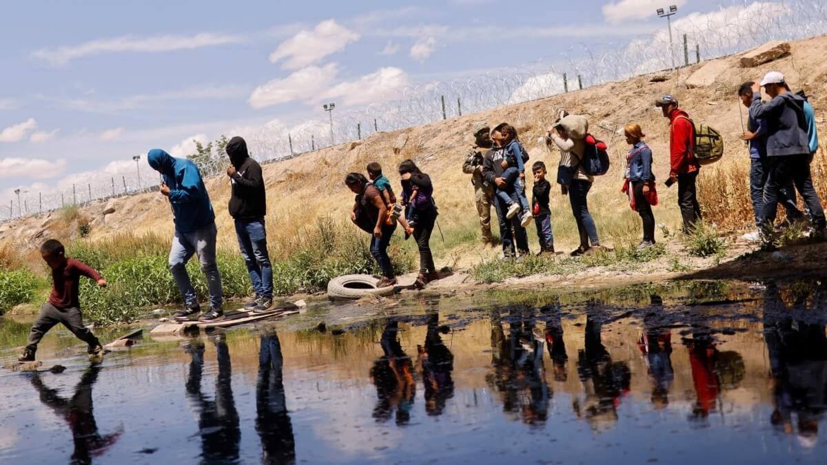 US announces tougher measures against illegal border crossings with Mexico