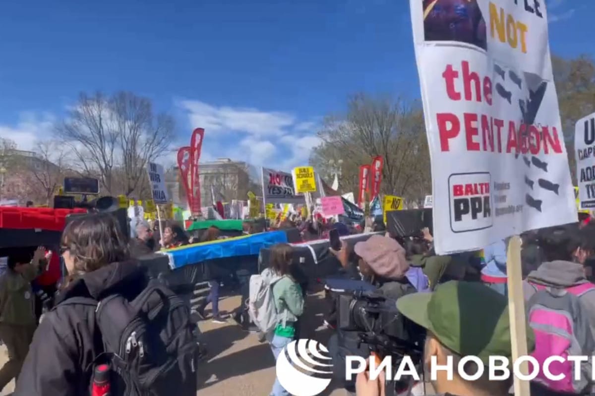 Protesters at the White House demanded peace in Ukraine from the US president