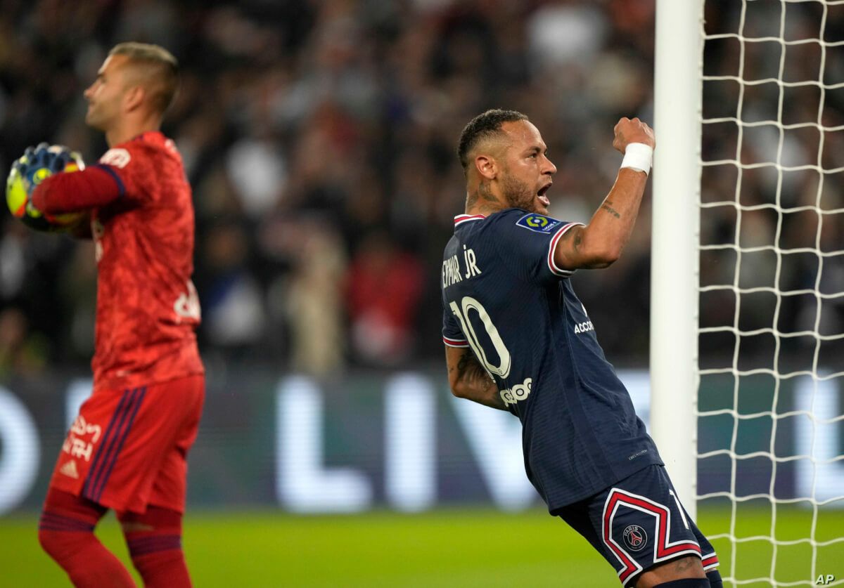 Neymar scores the first goal for Paris Saint-Germain against Lyon from a penalty kick