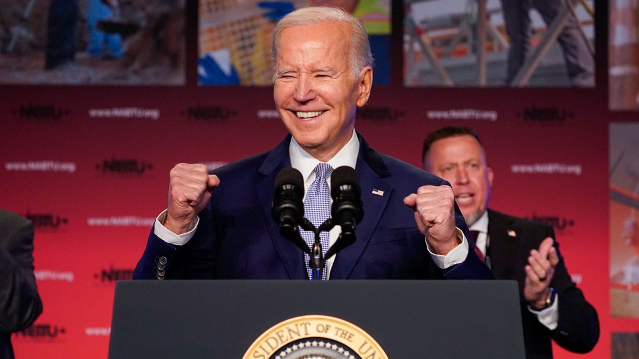 Biden caught using cheat sheet with questions and names of reporters