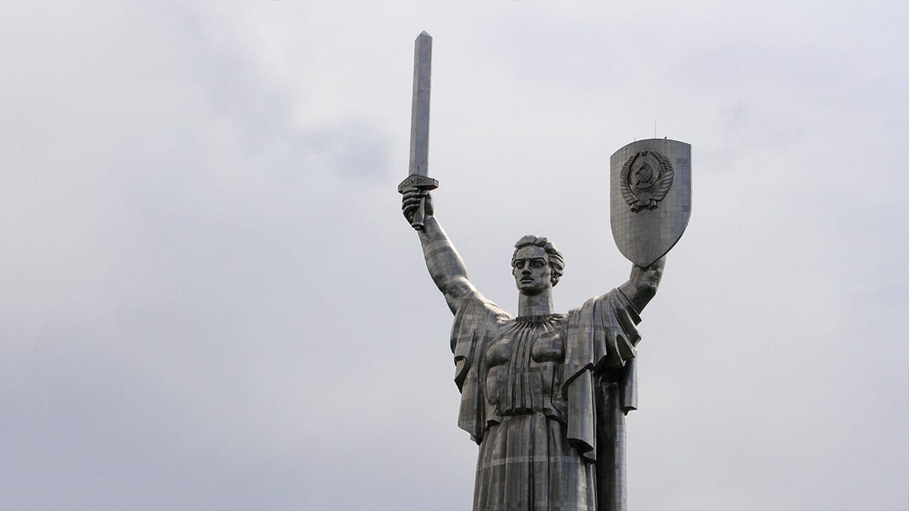 They want to replace the coat of arms of the USSR on the monument "Motherland" in kyiv with a trident