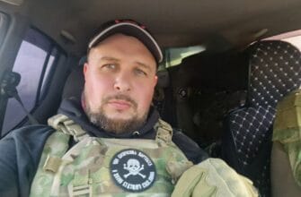A hammer and medals were brought to the coffin of military commander Vladlen Tatarsky