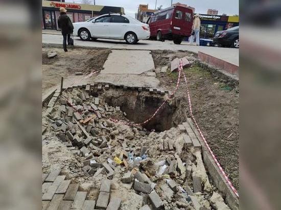 In Rostov in Leventsovka, the sidewalk fell into the ground