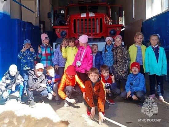 Smolensk first-graders from school No. 2 visited the museum of the Ministry of Emergency Situations