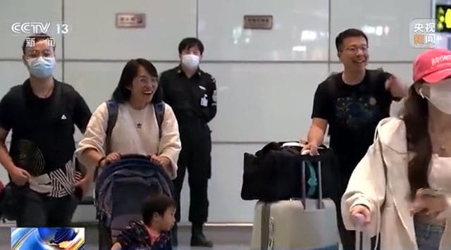A plane reached Beijing carrying Chinese citizens from Sudan