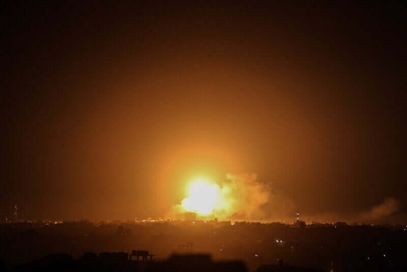 The Israeli army bombed targets in the Gaza Strip