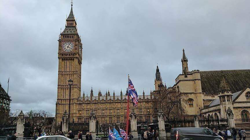 Britain imposes new sanctions on Russia over its "atrocities" in Bucha