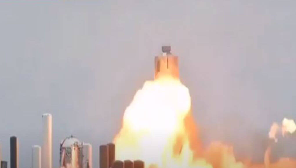 A prototype of the SpaceX spacecraft explodes during launch tests; Video
