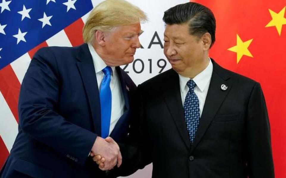 Donald Trump and Xi shaking hands