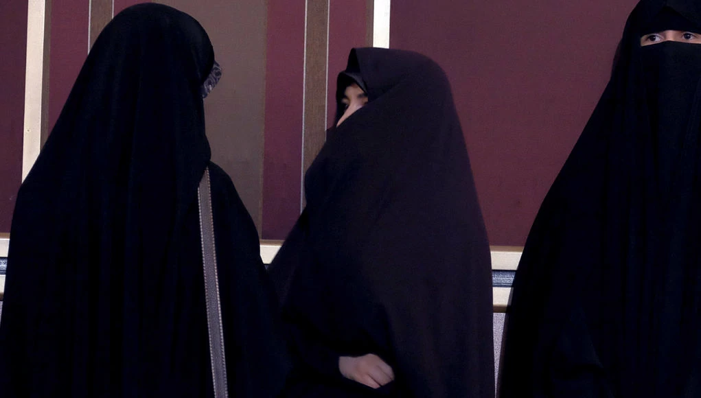 Iranian beheads wife honor killing