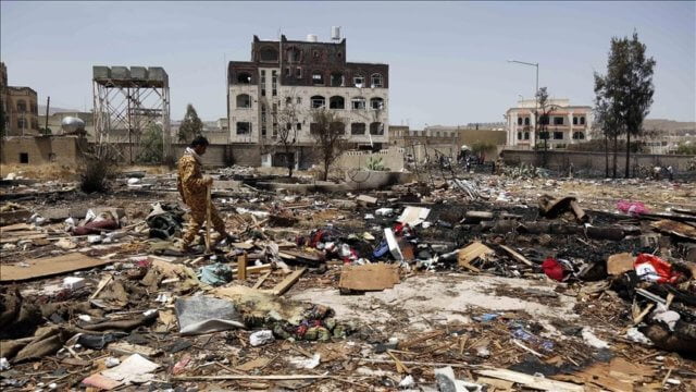Sana'a'daki Husi kamplarına ve kalelerine hava saldırıları başladı