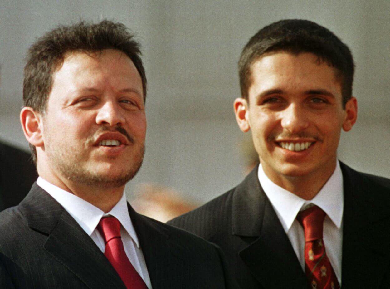 Ürdün Kralı Abdullah (solda) ve kardeşi Veliaht Prens Hamzah gelmeden önce bir şaka paylaşıyorlar. [..