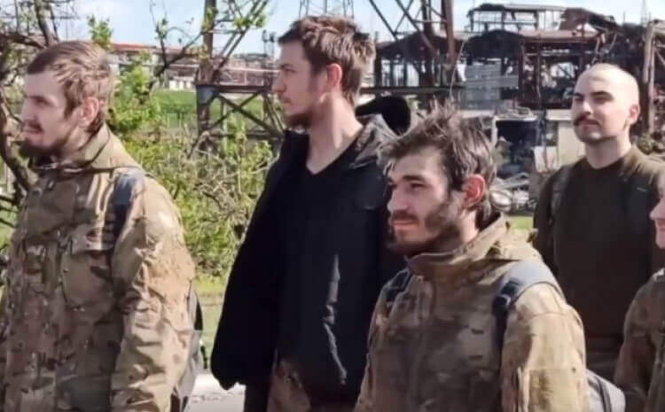 Russian soldiers inspected Ukrainian azov nazi militia