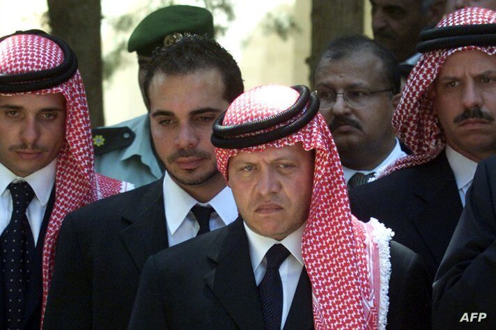 Kral Abdullah (C), kardeşleri (soldan sağa) Veliaht Prens Hamzah, Prens Ali ve Prens Faysal tarafından kuşatıldı.