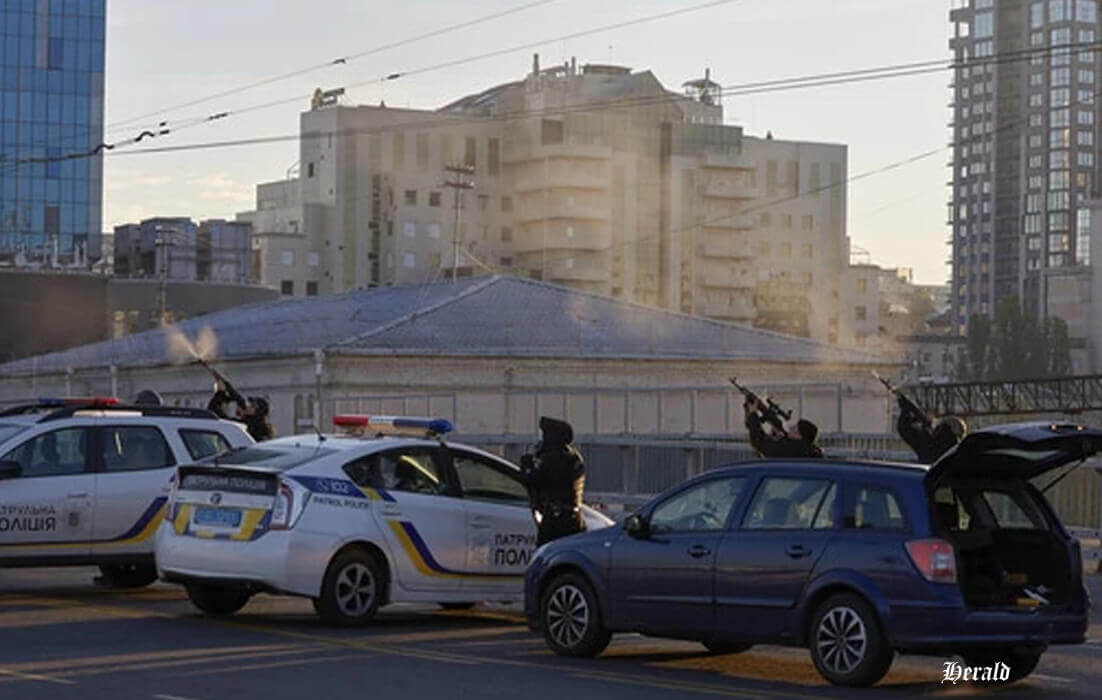 Ukraynalı polis memurları insansız hava aracına ateş açtı