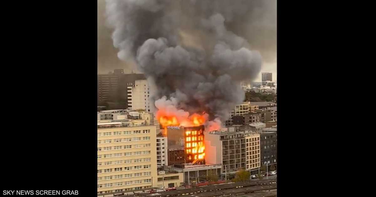 Video.. Frightening collapse of a building in Australia following a major fire

