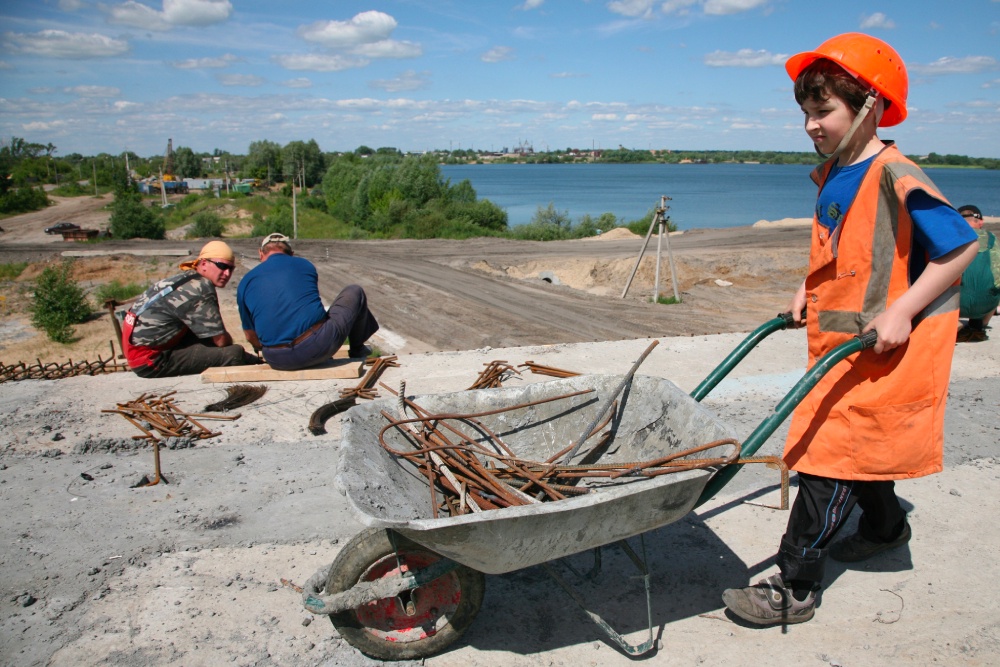 More than half of Belarusian and Russian schoolchildren plan to earn extra money this summer - Rossiyskaya Gazeta