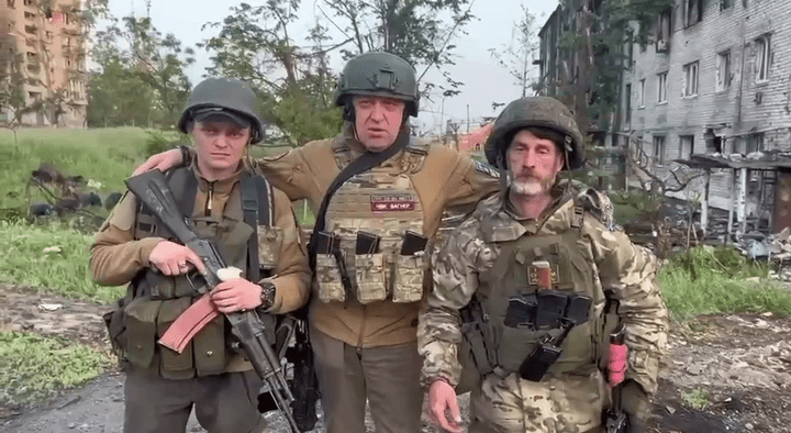 Prigozhin showed two Wagner PMC fighters that will help the army in Artyomovsk